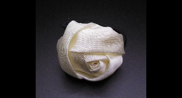 Roosje klein met elastiek crèmekleur - Communie