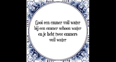 Tegeltje met Spreuk (Tegeltjeswijsheid): Gooi een emmer vuil water bij een emmer schoon water en je hebt twee emmers vuil water + Kado verpakking & Plakhanger