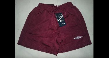 Umbro kinder short bordeaux rood 8/9 jaar maat 146