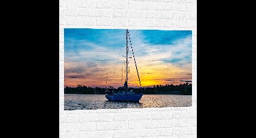 WallClassics - Muursticker - Vissersboot met Hoge Mast en Zonsondergang - 105x70 cm Foto op Muursticker