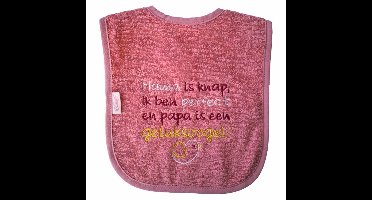 Roze (indian red) slab met "Mama is knap, ik ben perfect en papa is een geluksvogel"