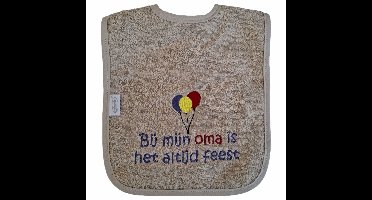 Crème slab met "Bij mijn oma is het altijd feest" - grootmoeder, babyshower, zwanger, cadeautje, kraamcadeau, grappig, geschenk, baby, tekst, bavet