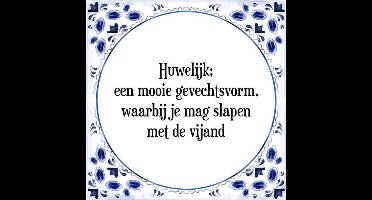 Tegeltje met Spreuk (kado huwelijk): Huwelijk; een mooie gevechtsvorm, waarbij je mag slapen met de vijand + Cadeau verpakking & Plakhanger