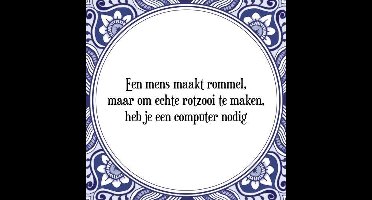 Tegeltje met Spreuk (Tegeltjeswijsheid): Een mens maakt rommel, maar om echte rotzooi te maken, heb je een computer nodig + Kado verpakking & Plakhanger