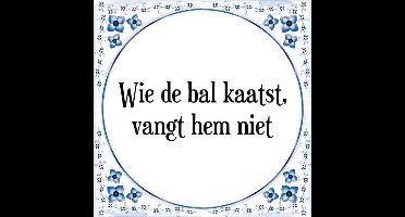 Tegeltje met Spreuk (Tegeltjeswijsheid): Wie de bal kaatst, vangt hem niet + Kado verpakking & Plakhanger