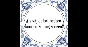 Tegeltje met Spreuk (Tegeltjeswijsheid): Als wij de bal hebben, kunnen zij niet scoren! + Kado verpakking & Plakhanger