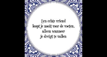 Tegeltje met Spreuk (Tegeltjeswijsheid): Een echte vriend loopt je nooit voor de voeten, alleen wanneer je dreigt te vallen + Kado verpakking & Plakhanger