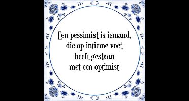 Tegeltje met Spreuk (Tegeltjeswijsheid): Een pessimist is iemand, die op intieme voet heeft gestaan met een optimist + Kado verpakking & Plakhanger