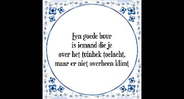 Tegeltje met Spreuk (Tegeltjeswijsheid): Een goede buur is iemand die je over het tuinhek toelacht, maar er niet overheen klimt + Kado verpakking & Plakhanger