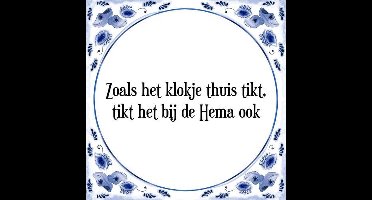 Tegeltje met Spreuk (Tegeltjeswijsheid): Zoals het klokje thuis tikt, tikt het bij de Hema ook + Kado verpakking & Plakhanger