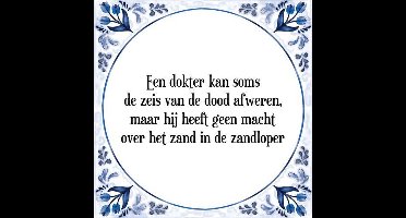 Tegeltje met Spreuk (Tegeltjeswijsheid): Een dokter kan soms de zeis van de dood afweren, maar hij heeft geen macht over het zand in de zandloper + Kado verpakking & Plakhanger