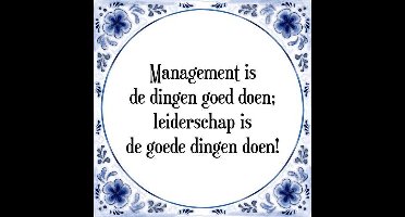 Tegeltje met Spreuk (Tegeltjeswijsheid): Management is de dingen goed doen; leiderschap is de goede dingen doen! + Kado verpakking & Plakhanger