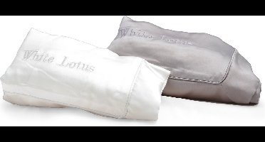 White Lotus Anti Aging Zijden Kussensloop – 100% 19 momme moerbeien zijde, luxe Ofxord stijl in ivoren wit geschenkdoosje. De perfecte zijden kussensloop om het haar te beschermen en rimpels te verminderen. Kleur: Wit.