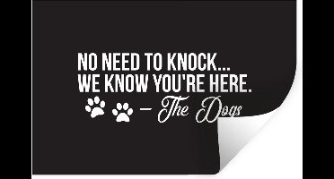 Muurstickers - Sticker Folie - Quotes - Spreuken - Hond - No need to knock we know you're here - 30x20 cm - Plakfolie - Muurstickers Kinderkamer - Zelfklevend Behang - Zelfklevend behangpapier - Stickerfolie