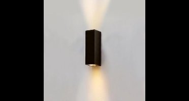 Deze witte 6W LED-wandlamp voor binnen en buiten geeft warm wit licht van 3000K, heeft een verstelbare stralingshoek en is waterbestendig conform IP54. Daarmee is het de ideale verlichtingskeuze voor buiten, in tuinen, op terrassen en patio's.