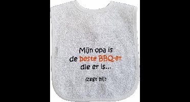 Witte slab met "Mijn opa is de beste bbq-er die er is... (zegt hij)"
