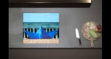 Inductieplaat Beschermer - Blauwe Orgami Boot Gestrand op het Strand aan de Zee - 58x50 cm - 2 mm Dik - Inductie Beschermer - Bescherming Inductiekookplaat - Kookplaat Beschermer van Wit Vinyl