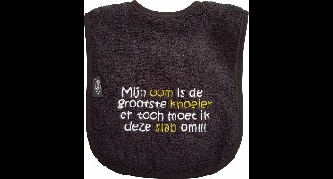 Zwarte slab met "Mijn oom is de grootste knoeier en toch moet ik deze slab om!!!"