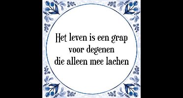 Tegeltje met Spreuk (Tegeltjeswijsheid): Het leven is een grap voor degenen die alleen mee lachen + Kado verpakking & Plakhanger