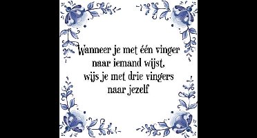 Tegeltje met Spreuk (Tegeltjeswijsheid): Wanneer je met ��n vinger naar iemand wijst, wijs je met drie vingers naar jezelf + Kado verpakking & Plakhanger