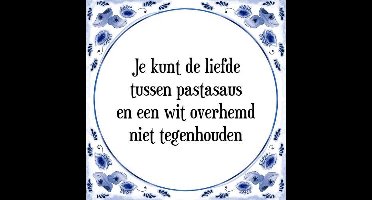 Tegeltje met Spreuk (Tegeltjeswijsheid): Je kunt de liefde tussen pastasaus en een wit overhemd niet tegenhouden + Kado verpakking & Plakhanger