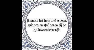 Tegeltje met Spreuk (Tegeltjeswijsheid): Ik maak het huis niet schoon, spinnen en stof horen bij de Halloweendecoratie + Kado verpakking & Plakhanger