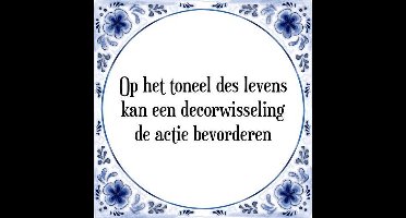 Tegeltje met Spreuk (Tegeltjeswijsheid): Op het toneel des levens kan een decorwisseling de actie bevorderen + Kado verpakking & Plakhanger
