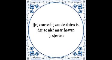 Tegeltje met Spreuk (Tegeltjeswijsheid): Het voorrecht van de doden is, dat ze niet meer hoeven te sterven + Kado verpakking & Plakhanger