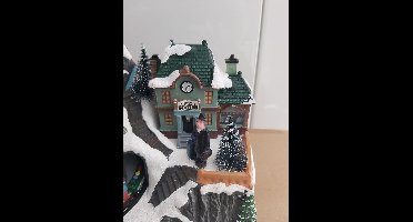 kerstdorp met schaatsers en trein met licht, beweging en geluid 17cm hoog 23cm lang