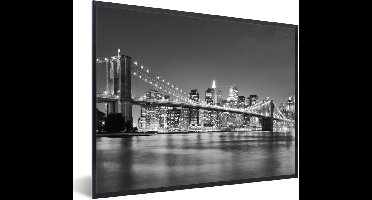 PosterMonkey - Poster - Fotolijst - Brooklyn - Brug - New York - Water - Zwart wit - Kader - Poster in lijst - 80x60 cm - Muurdecoratie - Kamer decoratie - Posters - Decoratie woonkamer