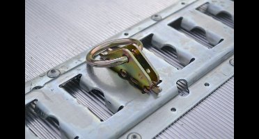 Universele vastzetring voor combirail