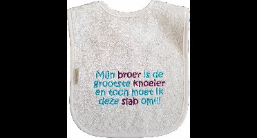 Witte slab met "Mijn broer is de grootste knoeier en toch moet ik deze slab om!!!" - broertje, babyshower, zwanger, cadeautje, kraamcadeau, grappig, geschenk, baby, tekst, slabber, slabbertje, slabbetje