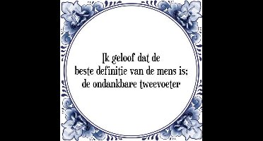 Tegeltje met Spreuk (Tegeltjeswijsheid): Ik geloof dat de beste definitie van de mens is; de ondankbare tweevoeter + Kado verpakking & Plakhanger