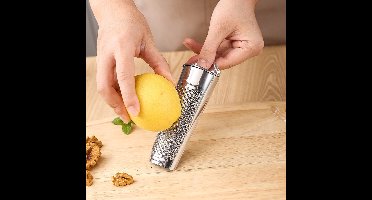 Keukenrasp Voor Nootmuskaat – RVS Roestvrij Staal – Voor Kaneel, Chocolade En Kaas – Compact Ontwerp – 14 X 4,5 X 3 Cm – 1 Stuk – Zilver