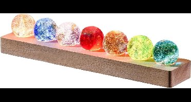 Thelau - Set van 7 kleurrijke glazen kristallen ballen met LED-licht en houten standaard