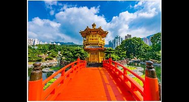 Poster – Oranje Brug naar Gouden Pagode in Nan lian tuin, Hong Kong - 40x30cm Foto op Posterpapier