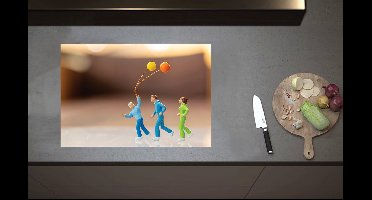 Inductieplaat Beschermer - Drietal Feestvierende Miniatuurpoppetjes - 70x52 cm - 2 mm Dik - Inductie Beschermer van Vinyl