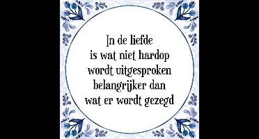 Tegeltje met Spreuk (Tegeltjeswijsheid): In de liefde is wat niet hardop wordt uitgesproken belangrijker dan wat er wordt gezegd + Kado verpakking & Plakhanger