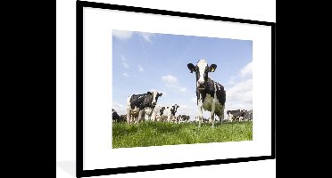 PosterMonkey - Fotolijst - Poster - Koe - Dieren - Natuur - Gras - Landschap - Poster met kader - 90x60 cm - Frame - Poster natuur - Foto lijst - Poster koe
