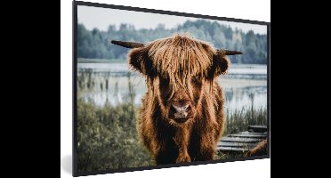 PosterMonkey - Poster - Fotolijst - Schotse hooglander - Dieren - Koe - Natuur - Water - Kader - 90x60 cm - Poster Schotse hooglander - Kamer decoratie - Poster lijst - Poster dieren