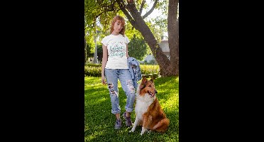 Shirt - All you need is love and a dog - Wurban Wear | Grappig shirt | Hond | Unisex tshirt | Speelgoed | Hondenmand | Knuffel | Wit