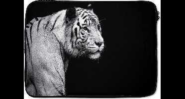 Laptophoes 14 inch - Studio shot witte tijger op zwarte achtergrond in zwart-wit - Laptop sleeve - Binnenmaat 33x23 cm - Zwarte achterkant