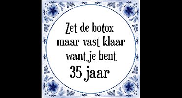 Verjaardag Tegeltje met Spreuk (35 jaar: Zet de botox maar vast klaar, want je bent 35 jaar + cadeau verpakking & plakhanger
