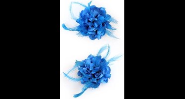 Bloem met veertjes op speld turquoise