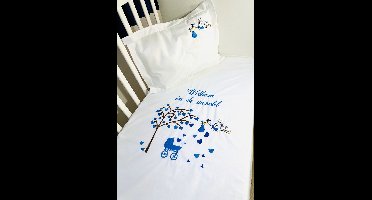 Gepersonaliseerd geborduurd satijnen set (dekbedovertrek 110x160 cm + kussensloop 35x50 cm) met een blauwe ooievaar die een baby vasthoudt en toewijding