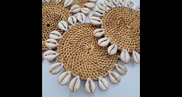 MigoStyling - Onderzetters - schelp naturel - Bali - Rotan - Bohemian - Set van 4 - Kaurischelp - Dia 14 cm