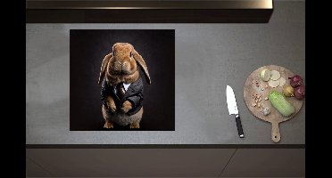 Inductieplaat Beschermer - Bruin Konijn in Zakelijk Pak tegen Donkere Achtergrond - 57x55 cm - 2 mm Dik - Inductie Beschermer - Bescherming Inductiekookplaat - Kookplaat Beschermer van Zwart Vinyl