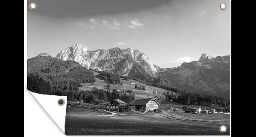 Muurdecoratie Landschap met een boerderij en bergen in Europa - zwart wit - 180x120 cm - Tuinposter - Tuindoek - Buitenposter