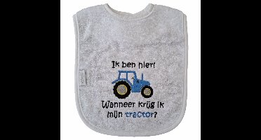 Witte slab met "Ik ben hier! Wanneer krijg ik mijn tractor?" - blauwe tractor - lief, kraamcadeautje, cadeau, babyshower, blauw