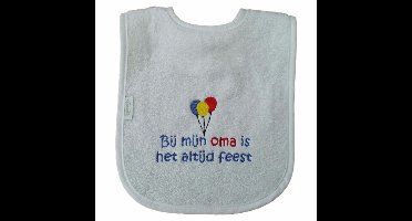 Witte slab met "Bij mijn oma is het altijd feest" - grootmoeder, babyshower, zwanger, cadeautje, kraamcadeau, grappig, geschenk, baby, tekst, bavet